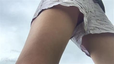 Caméra Cachée En Plein Air La Jupe Sans Culotte Voyeur