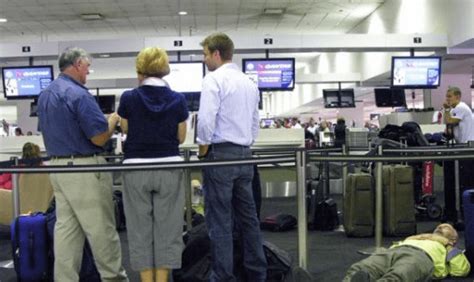 15 Moments At Airports That Caused Such A Stir People Couldnt Help But Stare Funny Airport