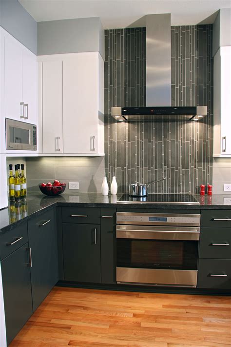 Contemporary Kitchen Vertical Tiles Are A Perfect Accent For The Range