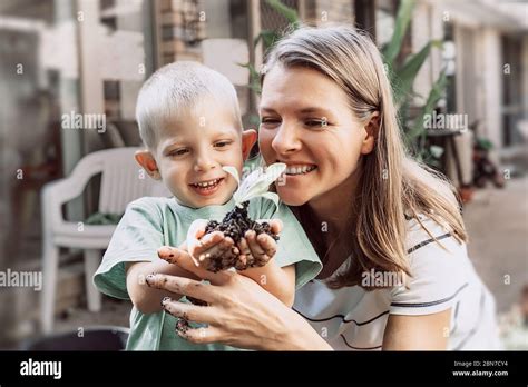 Madre E Hijo Sonrriendo Fotos E Imágenes De Stock Alamy