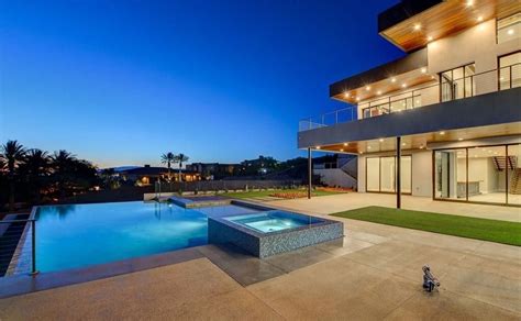 A Sleek Modern Las Vegas Luxury Home with Inspirational Views