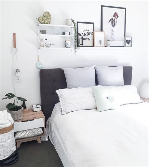 10 Floating Shelf Above Bed Ideas