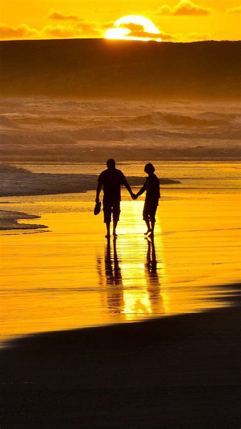 Couple Holding Hands On Beach Iphone Wallpaper Iphone Wallpapers