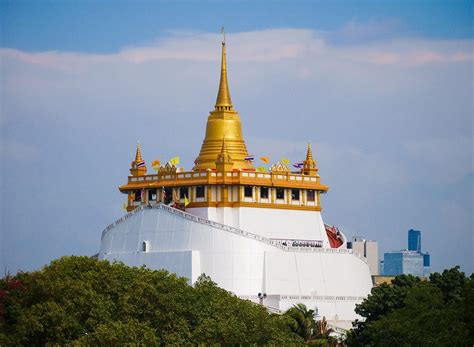 Golden mountain at wat saket temple in bangkok,thailand. Wat Saket: the temple of the golden mountain | Discovering ...