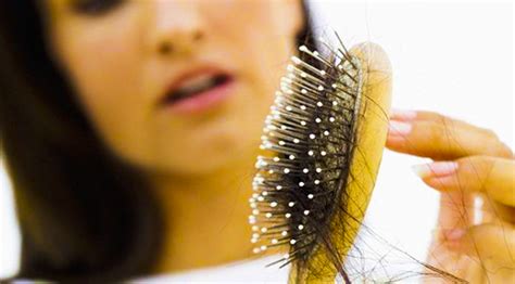 11 Penyebab dan 6 Cara Mengatasi Rambut Rontok