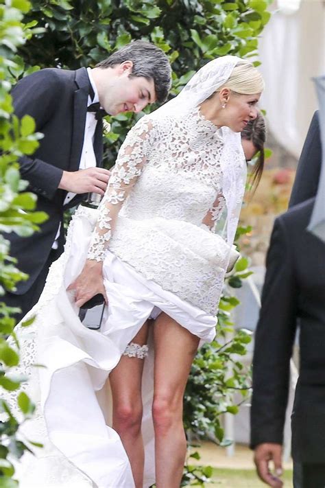Irmã de Paris Hilton mostra demais vestido de noiva