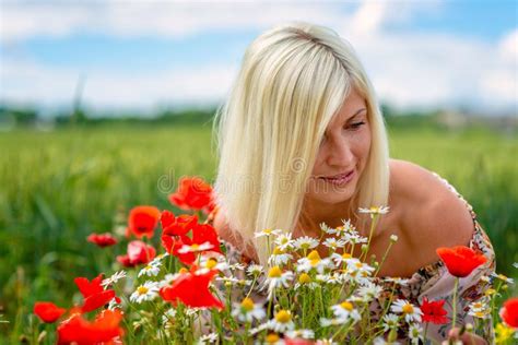Een Mooie Aantrekkelijke Blonde Vrouw Verzamelt Weidebloemen Op De Rand Van Het Gebied Zachte