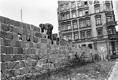 Amazing Black and White Photos of the Building of the Berlin Wall in ...