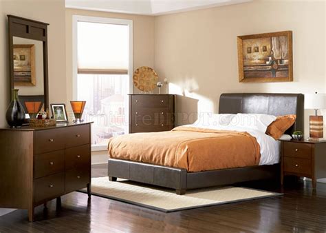 Chocolate brown bedroom furniture lack place, so being inventive with furniture arrangement and storage can ensure you make use of the place well. Chocolate Brown Contemporary Bedroom with Bycast Leather Bed