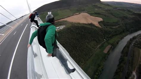 uluru envision tâtonner millau base jump santé mentale mythologie ruisseau