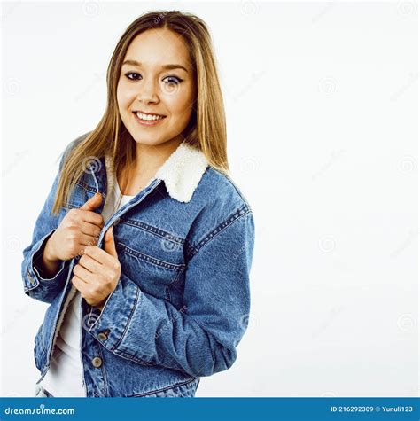 Joven Chica Hipster Adolescente Bonita Posando Emotivo Feliz Sonriendo