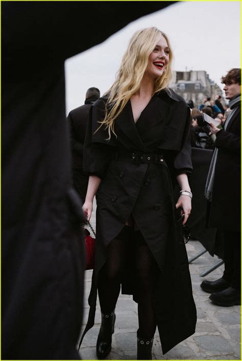 elle fanning sadie sink and more step out for alexander mcqueen fashion show photo 1370699