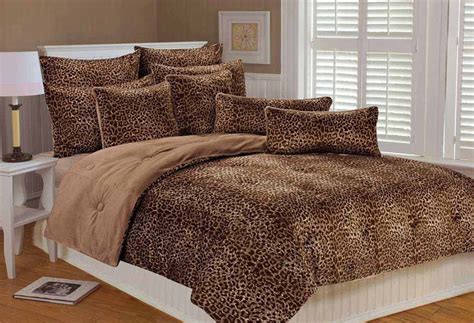 Find master bedroom sets for your bedroom in this furniture catalog. King Size Master Bedroom Comforter Sets Design And Ideas - HomesCorner.Com