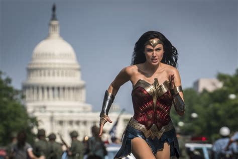 Gal Gadots Wonder Woman 1984 Finally Announces Opening Date The