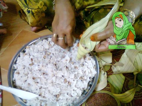 Cara memasak ketupat palas kaedah rebus.boleh juga dikukus dalam tempoh 30 ke 45minit.tips org lama masak sampai kering airnya dan gantung setelah direbus. Cara balut ketupat daun palas