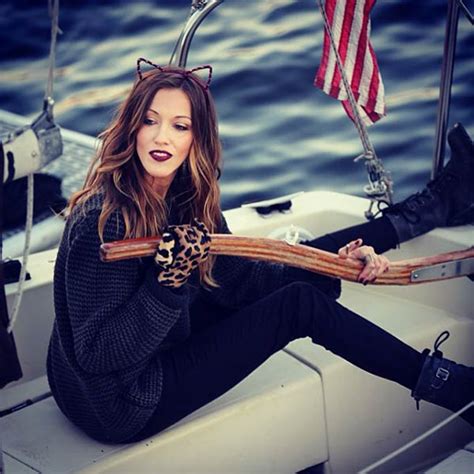 Katie Cassidy Photo Gallery Hot Photos Images And Wallpapers Of Katie Cassidy At