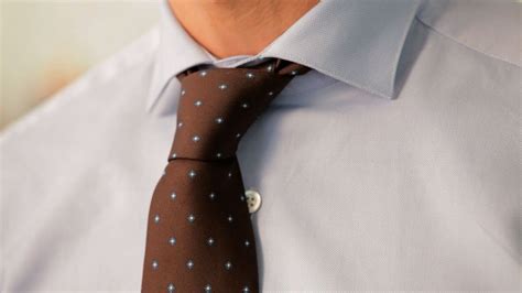 To tie the half windsor knot, select a necktie of your choice and stand in front of a mirror. How to Tie a Half-Windsor Knot | Men's Fashion - YouTube