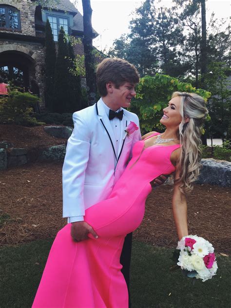 Baju abu, maroon, pink, dan hitam cocoknya pakai jilbab warna apa? Prom pictures, boyfriend, date | Prom pictures couples, Prom poses, Simple prom dress