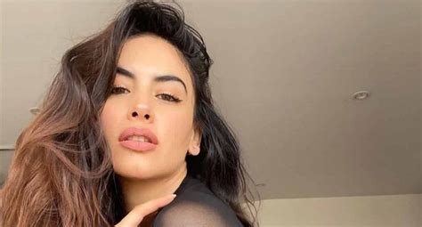 Colabora em discos de sitiados, andré sardet e turbo junkie. Murió abuelita de Jessica Cediel