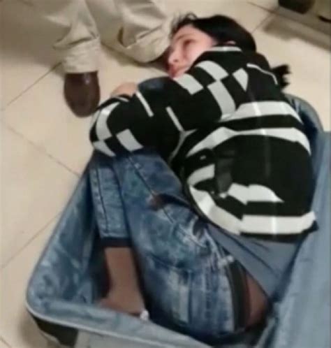 بالفيديو لحظة خروج فتاة من حقيبة سفر في المطار المدينة نيوز