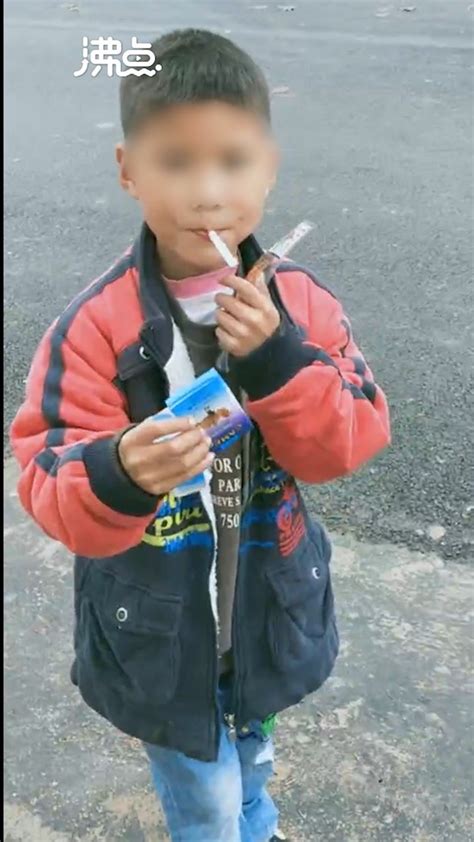 网曝山东一小学生校门口买烟抽烟 拍摄者：是仿香烟糖果 容易误导孩子腾讯视频