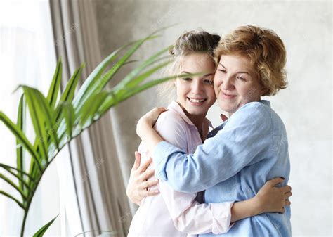 Premium Photo Lifestyle And People Concept Happy Senior Mother Embracing Adult Daughter