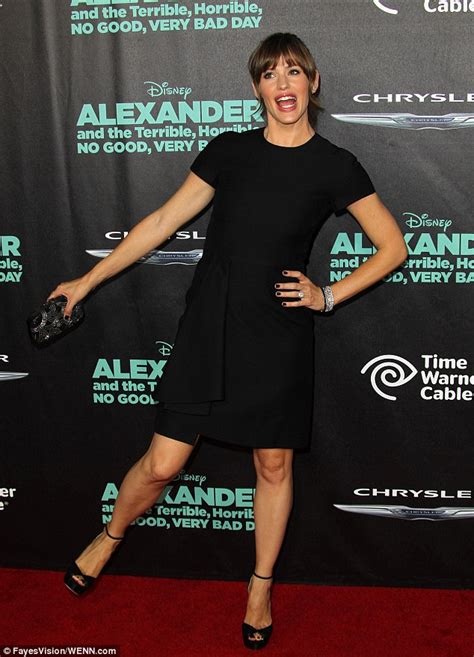 Jennifer Garner Accidentally Flashes Her Spanx At Movie Premiere Daily Mail Online