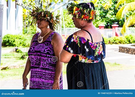 Moorea French Polynesia 09032018 Beautiful Local Women Talking In