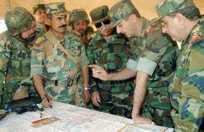 ويعني هذا نظريا أن الرئيس السوري الحالي، بشار الأسد، الذي يتولى منصبه منذ العام 2000 وتم إعادة انتخابه عام 2014 لسبع سنوات، يمكنه، وفقا. بالصور..الزي العسكري للرئيس السوري بشار الاسد يثير ذعرا في ...