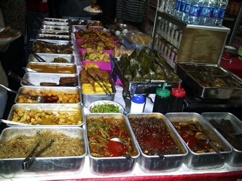Jul 04, 2021 · begitupulah di kawasan gubeng masjid dekat stasiun gubeng, juga masih banyak pedagang makanan dan warkop yang buka. 11 Spanduk Warung Makan yang Pasti Mencuri Perhatian ...
