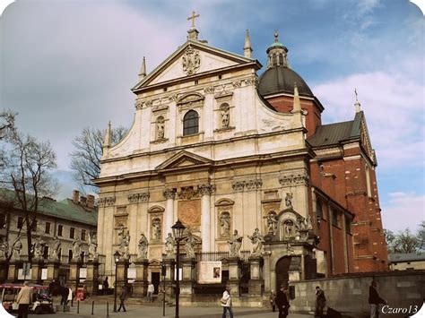 Na dachu jest sygnaturka z 1804 roku, a wewnątrz zachowało się wyposażenie z xviii wieku: Kościół Świętego Piotra i Pawła - Kraków Atrakcje