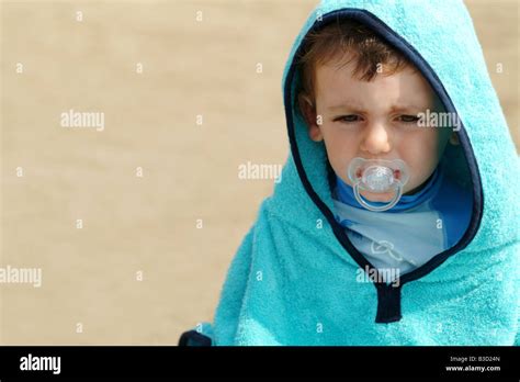 Un Jeune Garçon Suce Sa Sucette En Regardant La Mer Sur La Plage En été Photo Stock Alamy