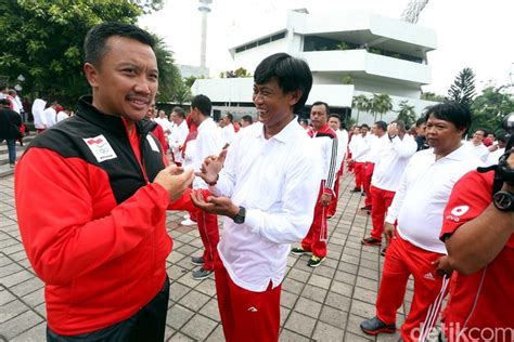 Menpora Lantik Pejabat Dengan Kostum Olahraga