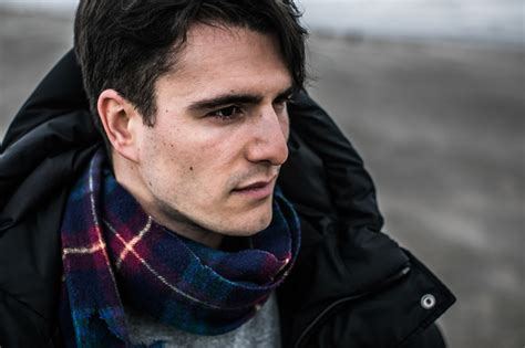Wat de buitenwereld ziet, is niet altijd wat er vanbinnen omgaat in een persoon. Conner Rousseau (SP.A): 'Het moet afgelopen zijn met onze hoererij met de macht' - België - Knack