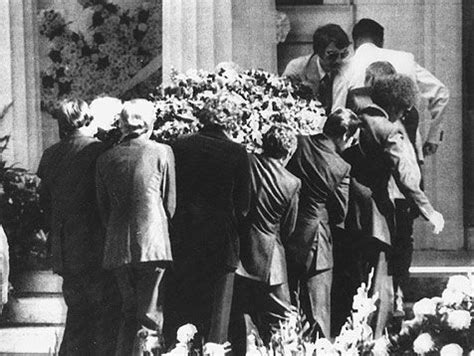 Als redner bei einer beerdigung eignen sich immer der pfarrer oder ein professioneller trauerredner. October 2, 1977 : After grave robbers tried to steal Elvis ...