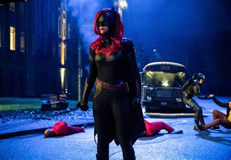 Elseworlds Crossover Bosses Talk Batwoman Supergirl Olicity