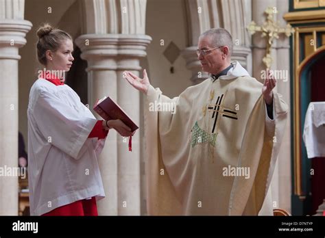 Sacerdote Catolico Fotos E Imágenes De Stock Alamy