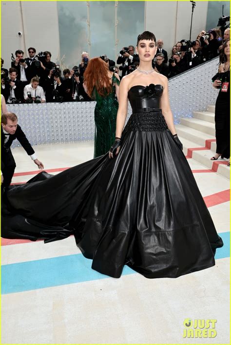 Photo Lily James Black Leather Gown To Met Gala 08 Photo 4927768