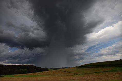 A severe localized downdraft resulting in an outward burst of damaging winds on or near the ground. Nach dem Downburst Foto & Bild | gewitterfotos, wetter ...