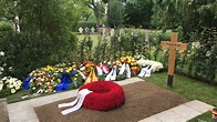 Das Grab von Helmut Kohl in Speyer - YouTube