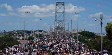 Multidão atravessa ponte Hercílio Luz na reinauguração após 28 anos