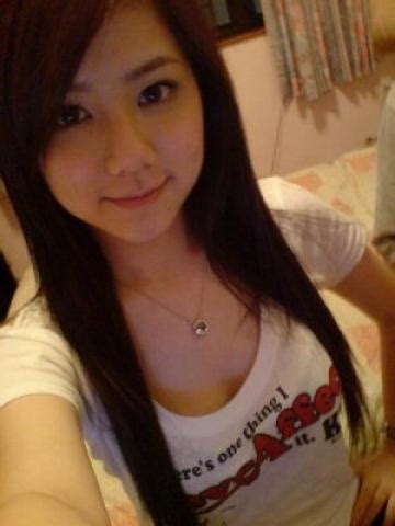 Kata orang wajahku manis dibalik kerudung putih panjang yang selalu kupakai tiap harinya. cerita dewasa seru Bersetubuh Dengan Teman Anak Ku ...