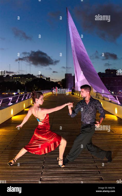Una Pareja Bailando Tango En El Puente De La Mujer En La Penumbra