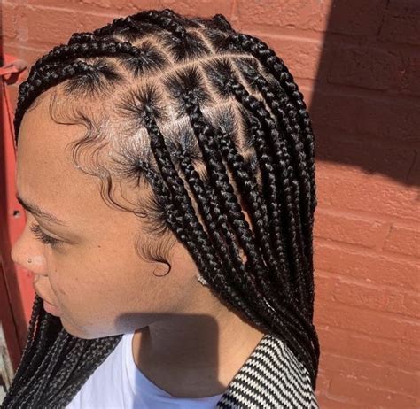 Best hairstyles for medium hair are in trend among most women including working women, college going girls, and homemakers. Checkout amazing Knotless braids styles you should make ...