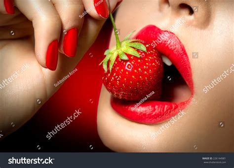 Sexy Woman Eating Strawberry Sensual Red Foto Stok 226144981 Shutterstock