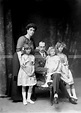 Il Principe Nicola di Grecia con la moglie Elena e le figlie Olga ...