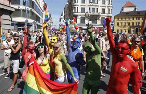 G1 Parada Gay Reúne Milhares De Pessoas Na República Tcheca Notícias Em Mundo