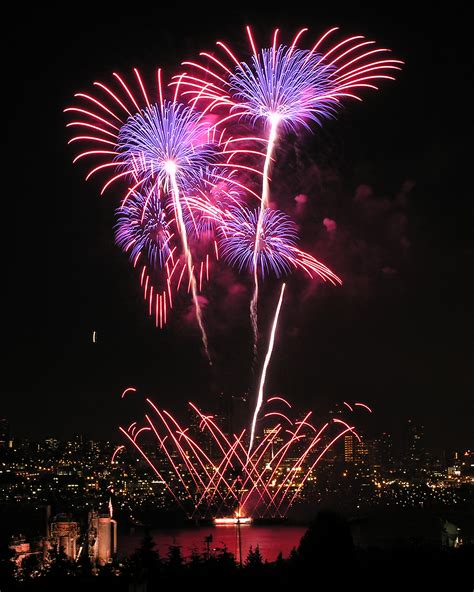 File:Seattle fireworks 2005.jpg - Wikimedia Commons