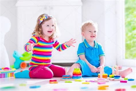 Niños Jugando Con Bloques De Madera Fotografía De Stock © Famveldman