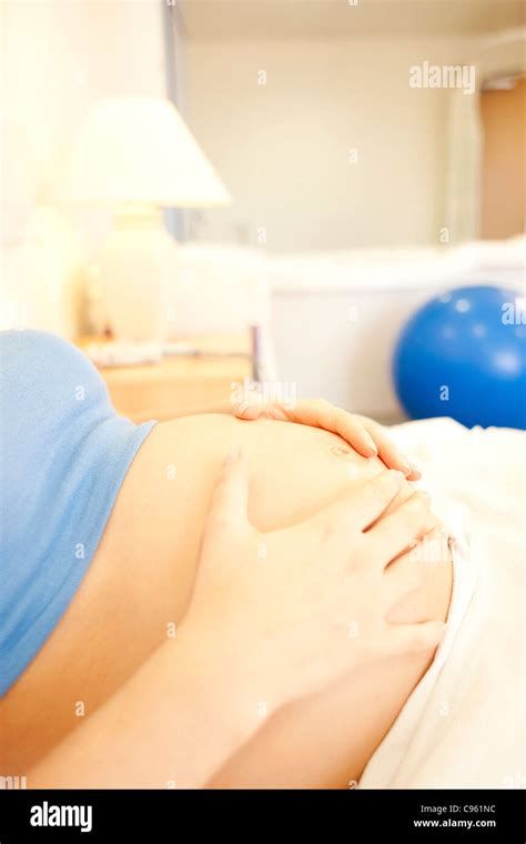 Centro De Parto Close Up De El Abdomen De Una Mujer Embarazada En Una